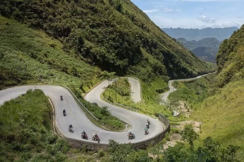 Nhóm du khách đi xe máy trên con đèo 9 khúc cua nổi tiếng ở Hà Giang. Ảnh: Vladimir Borzykin.