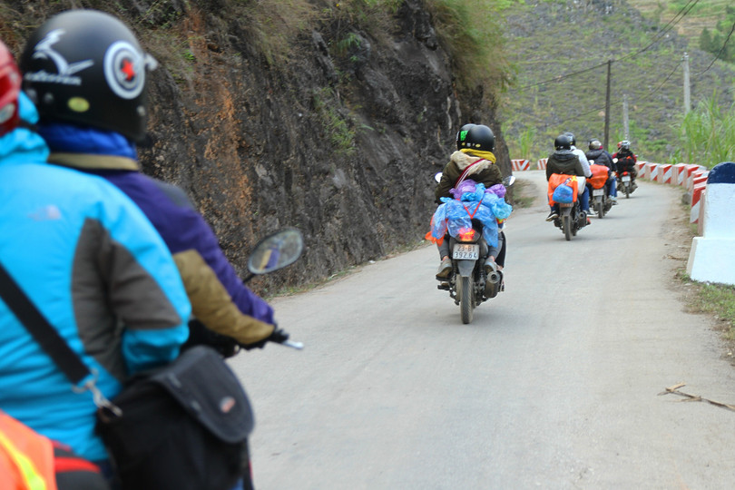 Những cung đường phượt bằng xe máy là một trong những trải nghiệm trứ danh của Hà Giang. Ảnh: Châu Sa.