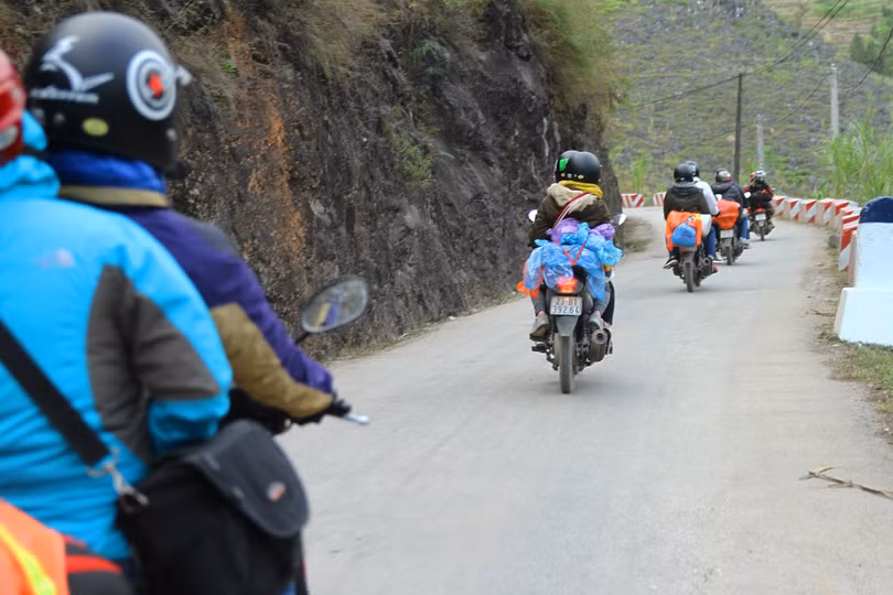 Những cung đường phượt bằng xe máy là một trong những trải nghiệm trứ danh của Hà Giang. Ảnh: Châu Sa.