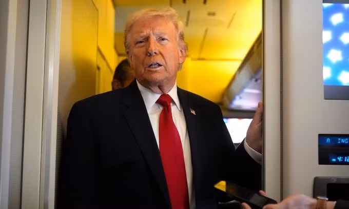 Tổng thống Donald Trump trả lời phóng viên trên chuyên cơ Không lực Một ngày 7/3. Ảnh: AP