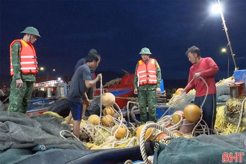 BĐBP bắt quả tang tàu cá mang biển kiểm soát NA 99926 - TS do ông Nguyễn Văn T. ở Nghệ An làm chủ đánh bắt sai vùng ở biển Nghi Xuân.