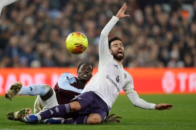 Fernandes (trắng) dính chấn thương tại vòng 17 Ngoại hạng Anh trên sân Villa Park hôm 18/12. Ảnh: Reuters