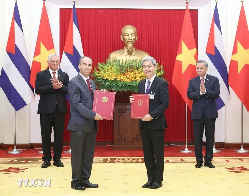 Tổng Bí thư Tô Lâm và Bí thư thứ nhất, Chủ tịch nước Cuba chứng kiến lễ trao Biên bản ghi nhớ về hợp tác trong lĩnh vực lưu trữ và quản lý tài liệu giữa Cục Lưu trữ, Bộ Nội vụ Việt Nam và Cục Lưu trữ Cuba (Ảnh: TTXVN). a2.jpg