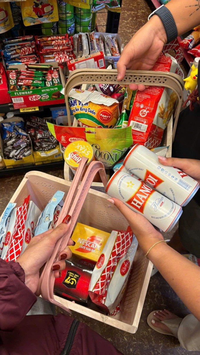 អាហារសម្រន់ដែល Dannica Refe បានទិញ។ រូបថត៖ @nicsrefe/TikTok Đồ ăn vặt mà Dannica Refe mua về. Ảnh: @nicsrefe/TikTok