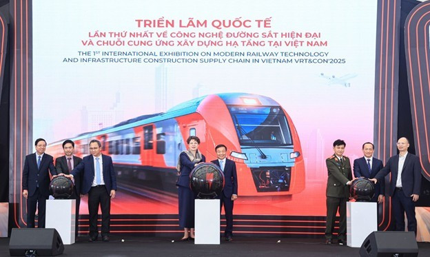 Thứ trưởng Nguyễn Danh Huy, Đại sứ Đặc mệnh toàn quyền Cộng hòa Liên bang Đức tại Việt Nam Helga Margarete Barth, Cục trưởng Cục Đường sắt Việt Nam Trần Thiện Cảnh và các đại biểu thực hiện nghi thức khai mạc Triển lãm VRT&amp;CONS 2025.