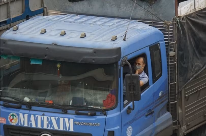 Tài xế container đường dài là một trong những nghề phải đối mặt với nhiều nguy hiểm, đánh cược bằng cả mạng sống trên xa lộ (Ảnh minh họa: Nguyễn Dương).