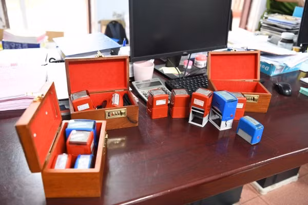 Cơ quan công an thu giữ nhiều con dấu của các công ty có hành vi vi phạm pháp luật.