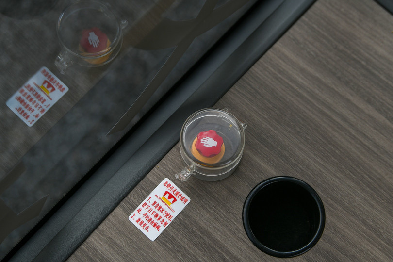 Do không có người lái, trên mỗi xe bus sẽ 3 nút bấm dừng khẩn cấp được bố trí tại các vị trí khác nhau trên xe để hành khách có thể sử dụng trong tình huống nguy hiểm.