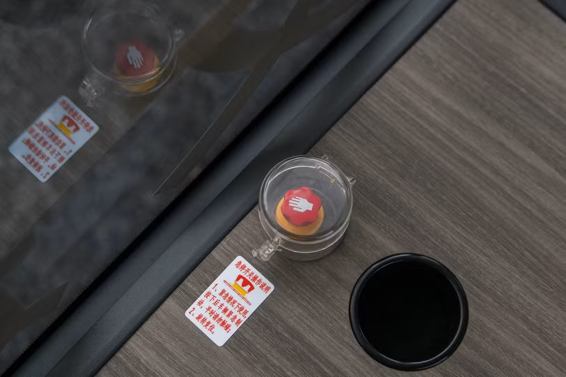 Do không có người lái, trên mỗi xe bus sẽ 3 nút bấm dừng khẩn cấp được bố trí tại các vị trí khác nhau trên xe để hành khách có thể sử dụng trong tình huống nguy hiểm.