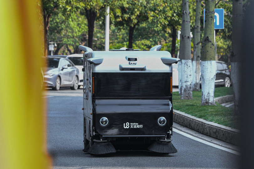 Những mẫu Robosweeper S1 – xe vệ sinh tự hành cấp độ L4 đầu tiên trên thế giới có thể hoạt động trên mọi cung đường với tầm quan sát 360 độ cùng nhiều radar cảm biến được gắn quanh xe giúp xe vận hành an toàn và thân thiện với con người. Mỗi xe có khả năng làm sạch hơn 120.000 m2 chỉ sau một lần sạc.