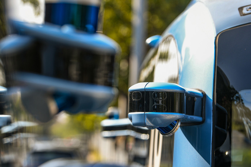 Xung quanh xe Robobus được trang bị hơn 20 cảm biến, bao gồm lidar và camera HD gắn xung quanh xe. Các cảm biến và camera này cung cấp cho xe khả năng quan sát 360 độ trong phạm vi lên đến 200 mét, đọc được vạch kẻ đường, biển báo giao thông và đèn giao thông – kể cả những tín hiệu bị che khuất, nhấp nháy hoặc mới lắp đặt – đồng thời tuân thủ nghiêm ngặt các quy định giao thông.