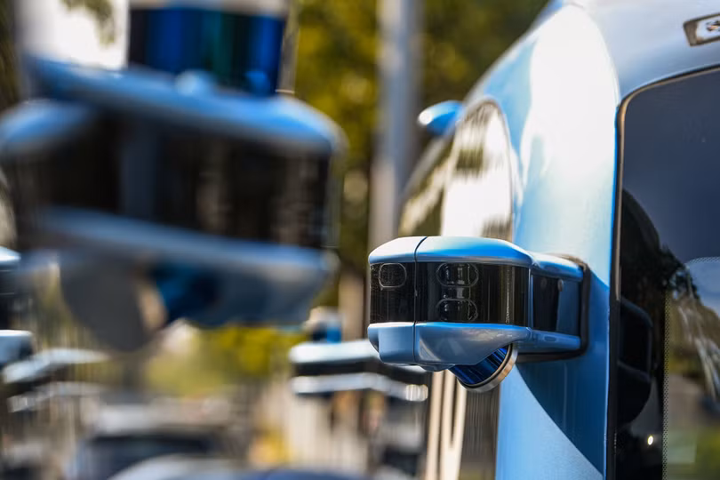 Xung quanh xe Robobus được trang bị hơn 20 cảm biến, bao gồm lidar và camera HD gắn xung quanh xe. Các cảm biến và camera này cung cấp cho xe khả năng quan sát 360 độ trong phạm vi lên đến 200 mét, đọc được vạch kẻ đường, biển báo giao thông và đèn giao thông – kể cả những tín hiệu bị che khuất, nhấp nháy hoặc mới lắp đặt – đồng thời tuân thủ nghiêm ngặt các quy định giao thông.