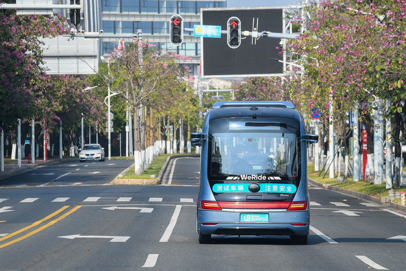 Các tổ hợp camera, cảm biến phức tạp này đảm bảo chiếc xe tự dò tìm chướng ngại vật hoặc nhận biết người đi đường từ xa và đưa ra phương án đánh lái kịp thời.