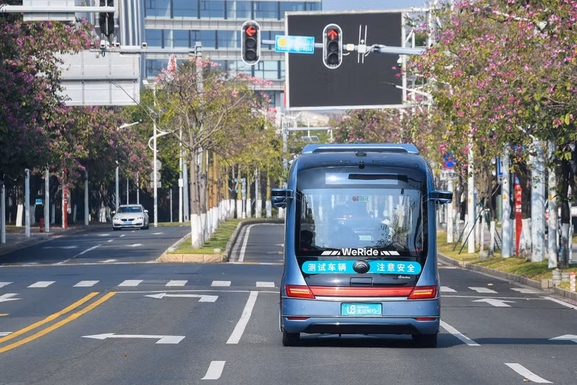 Các tổ hợp camera, cảm biến phức tạp này đảm bảo chiếc xe tự dò tìm chướng ngại vật hoặc nhận biết người đi đường từ xa và đưa ra phương án đánh lái kịp thời.