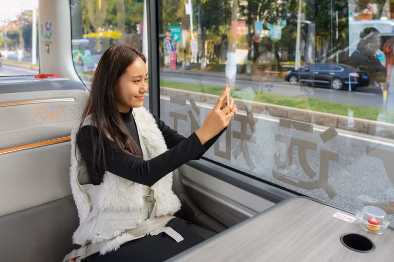 Ngoài ra, trên xe còn có camera nhận diện hành khách, màn hình lớn hiển thị lộ trình. Khách sử dụng xe buýt buộc phải thắt dây an toàn đồng thời không được phép đứng khi xe buýt đang di chuyển, khi phát hiện hành khách tháo dây an toàn hoặc đứng lên xe sẽ tự động ngừng di chuyển.