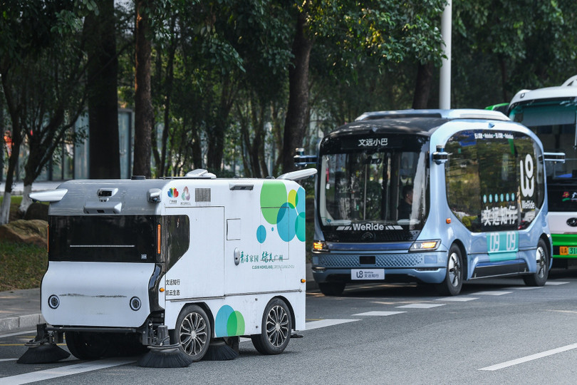 Bên cạnh hệ thống xe buýt điện tự hành, trên đường phố Thẩm Quyến còn xuất hiện nhiều robot vệ sinh tự động Robosweeper – xe vệ sinh thông minh sản xuất hàng loạt đầu tiên tại Trung Quốc.