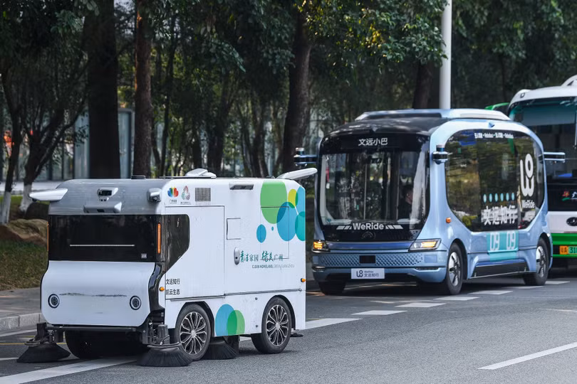 Bên cạnh hệ thống xe buýt điện tự hành, trên đường phố Thẩm Quyến còn xuất hiện nhiều robot vệ sinh tự động Robosweeper – xe vệ sinh thông minh sản xuất hàng loạt đầu tiên tại Trung Quốc.