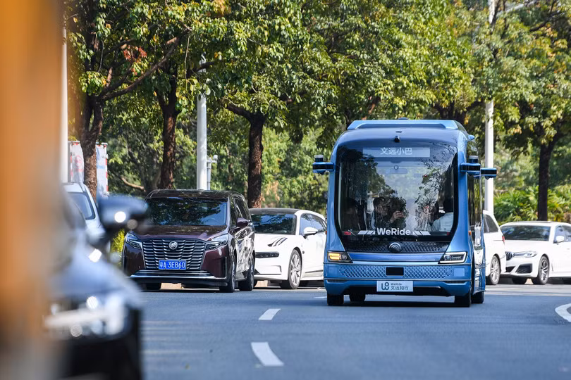 Tại đây, đoàn được trực tiếp trải nghiệm Robobus – mẫu xe buýt mini tự hành do hãng WeRide phát triển. Đây là xe buýt tự hành đầu tiên trên thế giới được sản xuất hàng loạt đạt cấp độ tự động hóa cấp 4 (Xe có khả năng tự lái hoàn toàn trong những điều kiện và khu vực giới hạn mà không cần sự can thiệp của người lái).