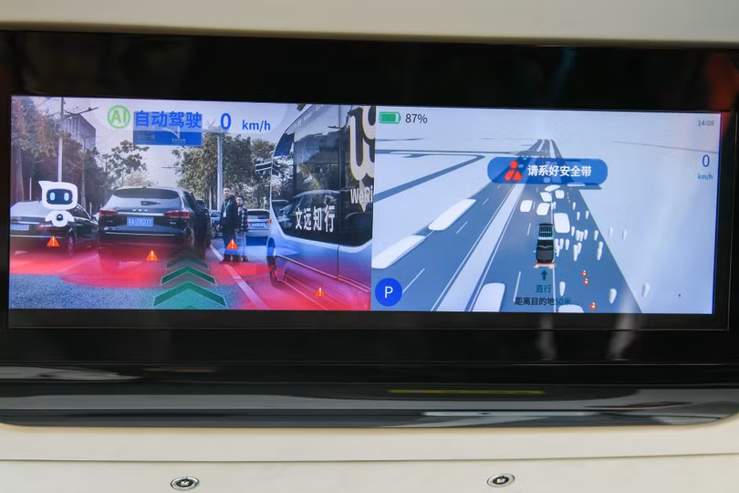 Khi đến gần điểm dừng, Robobus sẽ tự động chuyển sang chế độ đỗ xe sát lề đường, điều chỉnh theo thời gian thực để đảm bảo hành khách lên xuống xe an toàn mà không gây cản trở giao thông. Hệ thống dự phòng toàn diện bao gồm các cảm biến, bộ xử lý, khung gầm điều khiển điện tử và thuật toán đảm bảo các hệ thống dự phòng vẫn hoạt động ngay cả trong những tình huống khắc nghiệt, tối đa sự an toàn.