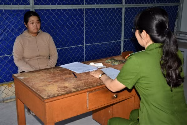 Nguyễn Huỳnh Thanh Ngân đã qua mặt hàng loạt chủ tiệm với chiêu trò tráo vàng giả lấy vàng thật.