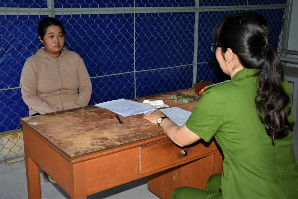 Nguyễn Huỳnh Thanh Ngân đã qua mặt hàng loạt chủ tiệm với chiêu trò tráo vàng giả lấy vàng thật. Nguyễn Huỳnh Thanh Ngân đã qua mặt hàng loạt chủ tiệm với chiêu trò tráo vàng giả lấy vàng thật.