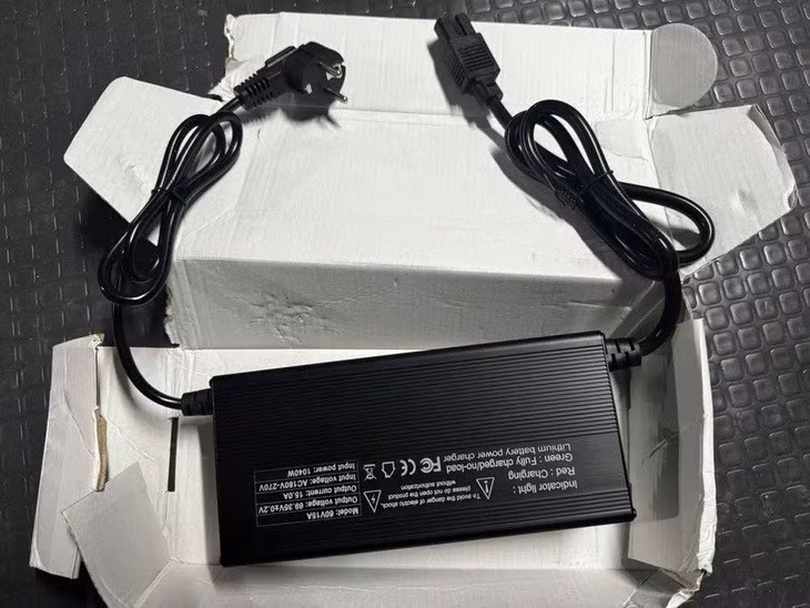 Cục sạc xe điện không rõ nguồn gốc bị thu giữ. Ảnh: Tuổi Trẻ