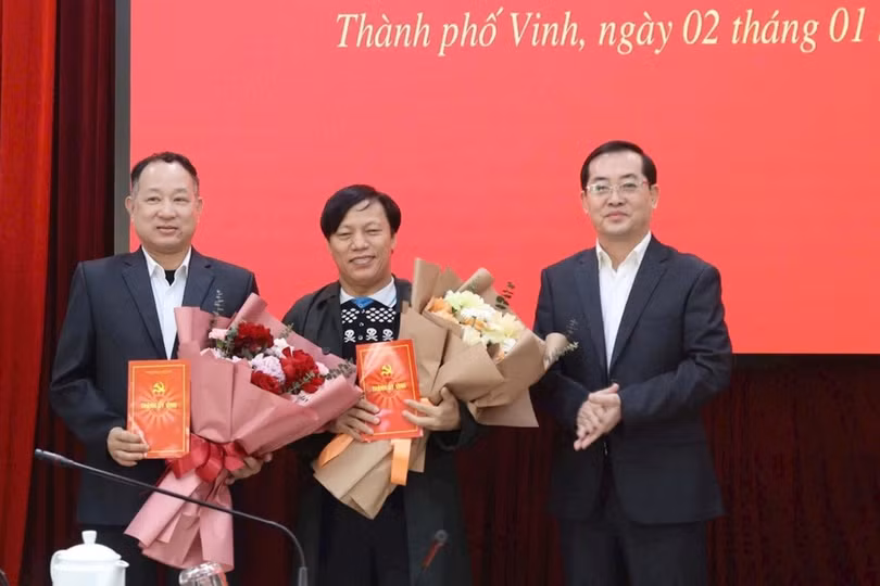 Ông Nguyễn Văn Lư, Phó Bí thư Thành ủy Vinh (bên phải) trao quyết định nghỉ hưu tới ông Phạm Trung Thành và ông Lê Đức Thọ (Ảnh: Lưu Hiền)