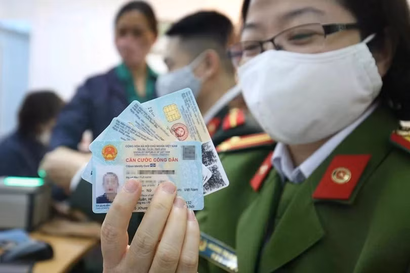 Từ ngày 1/9, phụ huynh có thể đề nghị cấp thẻ căn cước cho trẻ dưới 6 tuổi ngay trong quy trình liên thông đăng ký khai sinh, thường trú và cấp thẻ bảo hiểm y tế. Ảnh: Việt Linh.