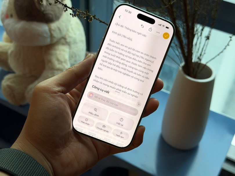 Tính năng xử lý văn bản (Writing Tools) của Apple Intelligence hiện đã hỗ trợ tiếng Việt, có thể tạo nội dung qua ChatGPT. Ảnh: Tuấn Anh.