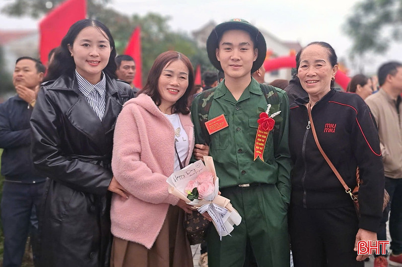 Thân nhân các tân binh ở Nghi Xuân tiễn con em mình lên đường nhập ngũ theo tiếng gọi thiêng liêng của Tổ quốc . bqbht_br_z6315554266072-181db8fd4e95639c43f2c912bd3589c6.jpg