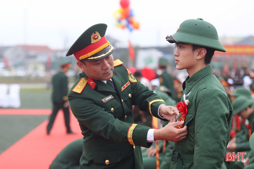 Phát huy truyền thống cách mạng của quê hương, những người con ưu tú của quê hương Hà Tĩnh sẵn sàng lên đường bảo vệ Tổ quốc. bqbht_br_z6315566884522-82f6d00b338f206301ecb6095f39b4f4.jpg