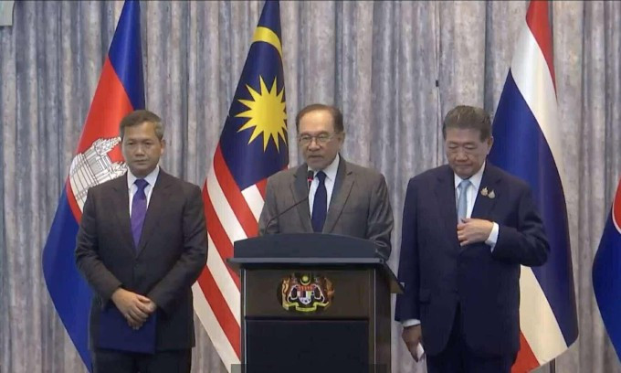 Thủ tướng Campuchia Hun Manet (trái), Thủ tướng Malaysia Anwar Ibrahim (giữa) và quyền Thủ tướng Thái Lan Phumtham Wechayachai (phải) tại họp báo chiều 28/7. Ảnh chụp màn hình