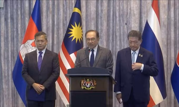 Thủ tướng Campuchia Hun Manet (trái), Thủ tướng Malaysia Anwar Ibrahim (giữa) và quyền Thủ tướng Thái Lan Phumtham Wechayachai (phải) tại họp báo chiều 28/7. Ảnh chụp màn hình
