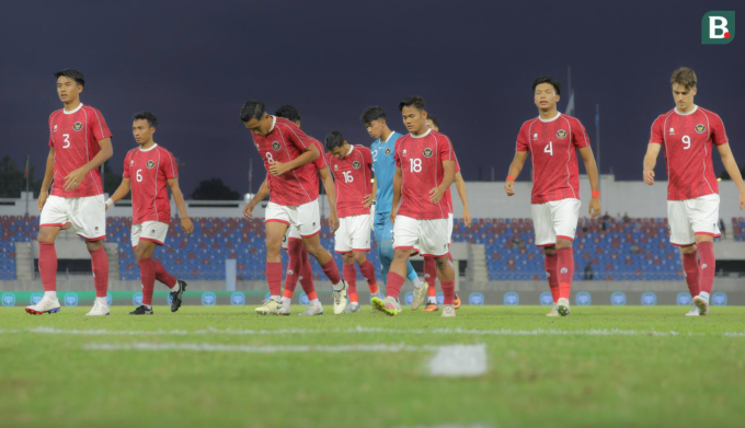 Các cầu thủ Indonesia thất vọng sau khi thắng Myanmar 3-1 ở lượt cuối bảng C bóng đá nam SEA Games 33 vào tối 12/12, nhưng không thể vào bán kết. Ảnh: Bola
