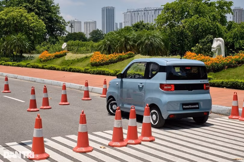 Tại Hà Nội hay TPHCM, nhiều ngách nhỏ chỉ vừa 2 xe máy đi ngược chiều, nơi những mẫu ô tô điện Wuling Mini EV vốn được quảng cáo là có thể ra/vào ngõ nhỏ cũng sẽ phải "bó tay" (Ảnh: Nguyễn Lâm).