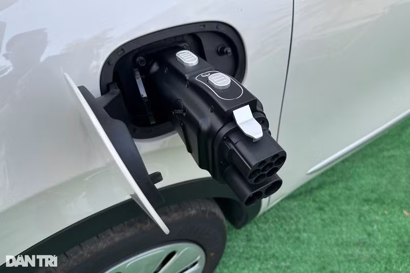 Trong hình là bộ chuyển đổi cổng sạc từ GB/T sang CCS2 lắp trên Wuling Bingo. Nếu không muốn tốn thêm chi phí mua bộ chuyển đổi, khách hàng sử dụng mẫu xe điện Trung Quốc này chỉ có thể sạc điện tại nhà, thông qua bộ sạc chậm (Ảnh: Gia An).