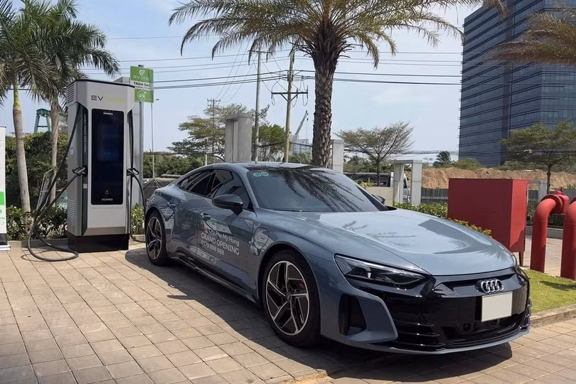 EV One hiện mới có 2 điểm sạc tại Hà Nội nhưng chỉ có 1 điểm hoạt động, gồm 2 súng sạc nhanh 180kW (Ảnh: Nhã Minh).