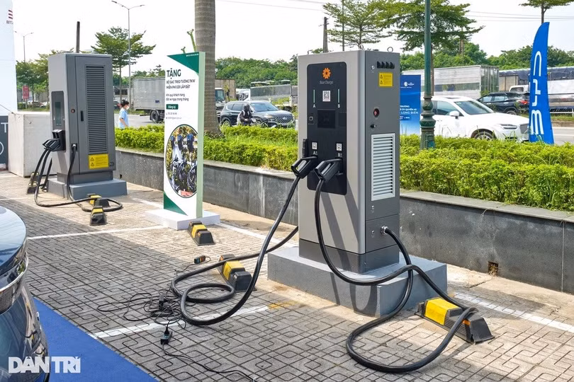 Nhằm tháo gỡ khúc mắc về trạm sạc, một số đại lý của BYD đã lắp đặt trụ sạc nhanh và tung khuyến mại miễn phí sạc cho người mua xe, nhưng chỉ áp dụng đến hết năm 2024 (Ảnh: Nguyễn Lâm).