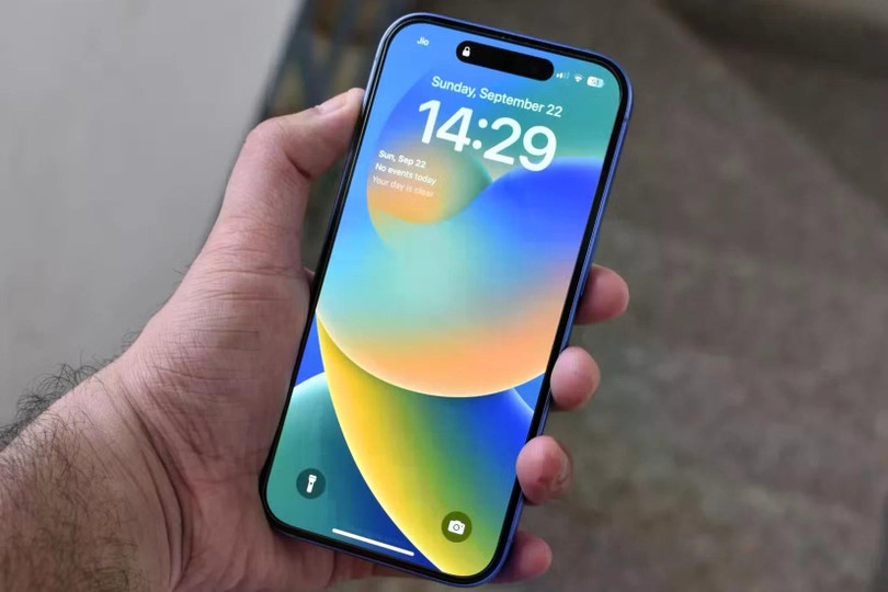 Độ sáng tối đa không giống công bố. Một trong những thông số kỹ thuật bị hiểu lầm nhiều nhất của smartphone là độ sáng tối đa. Điện thoại có 3 loại độ sáng: độ sáng thông thường (từ thấp đến cao nhất trong thanh trượt cài đặt độ sáng điện thoại), độ sáng cao (HBM) chỉ kích hoạt nếu người dùng bật Độ sáng tự động (hay Độ sáng thích ứng) trong môi trường ánh sáng bên ngoài yếu và độ sáng đỉnh - được đo khi một phần nhỏ của màn hình, thậm chí là một điểm ảnh, thể hiện những đợt sáng mạnh rất ngắn khi xem nội dung HDR. Về mặt kỹ thuật, các công ty không nói dối khi đưa ra thông số này, nhưng độ sáng tối đa không bao giờ đạt được khi sử dụng thực tế và người dùng thường liên tưởng nó với độ sáng tối đa khả dụng. Ảnh: Howtogeek.