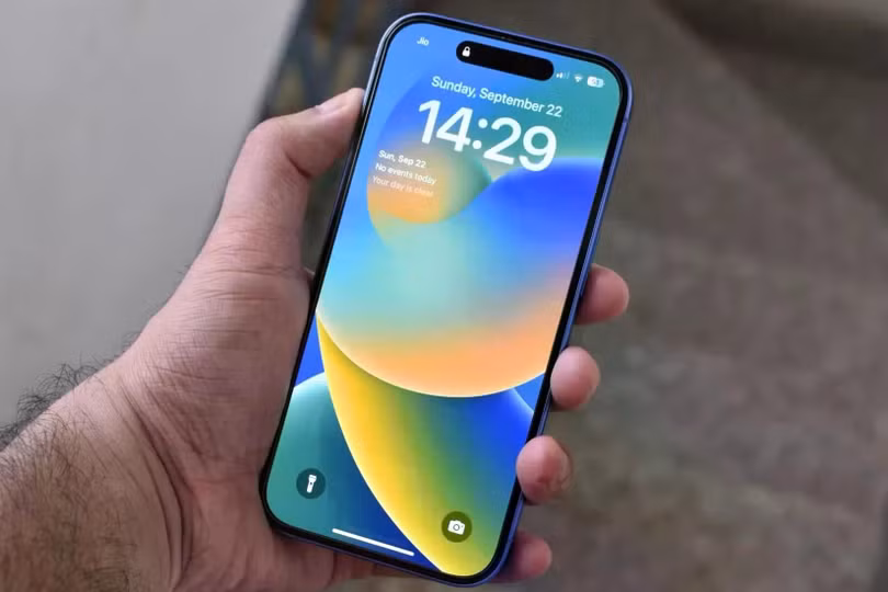 Độ sáng tối đa không giống công bố. Một trong những thông số kỹ thuật bị hiểu lầm nhiều nhất của smartphone là độ sáng tối đa. Điện thoại có 3 loại độ sáng: độ sáng thông thường (từ thấp đến cao nhất trong thanh trượt cài đặt độ sáng điện thoại), độ sáng cao (HBM) chỉ kích hoạt nếu người dùng bật Độ sáng tự động (hay Độ sáng thích ứng) trong môi trường ánh sáng bên ngoài yếu và độ sáng đỉnh - được đo khi một phần nhỏ của màn hình, thậm chí là một điểm ảnh, thể hiện những đợt sáng mạnh rất ngắn khi xem nội dung HDR. Về mặt kỹ thuật, các công ty không nói dối khi đưa ra thông số này, nhưng độ sáng tối đa không bao giờ đạt được khi sử dụng thực tế và người dùng thường liên tưởng nó với độ sáng tối đa khả dụng. Ảnh: Howtogeek.