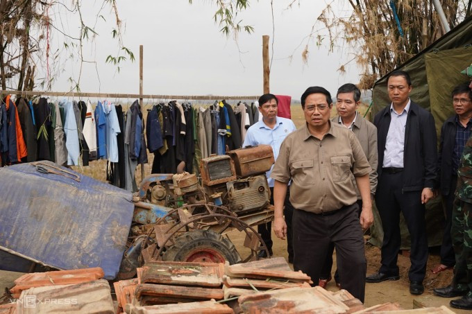 Thủ tướng Phạm Minh Chính thăm động viên một gia đình có nhà bị sập hoàn toàn do mưa lũ tại thôn Phú Hữu, xã Hòa Thịnh. Ảnh: Bùi Toàn