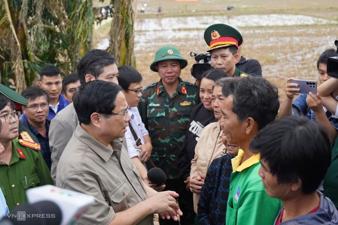 Thủ tướng chia sẻ với người dân vùng rốn lũ ở tỉnh Đăk Lăk. Ảnh: Bùi Toàn