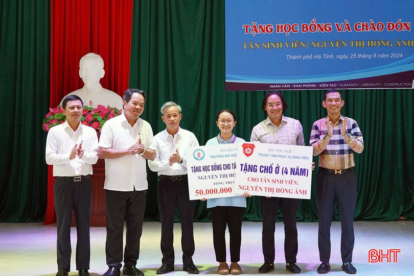 Trưởng ban Nội chính Tỉnh ủy Nguyễn Đình Hải, Phó Chủ tịch UBND tỉnh Lê Ngọc Châu cùng lãnh đạo Trường Đại học Sư phạm (Đại học Huế) trao học bổng trị giá 50 triệu đồng và chỗ ở 4 năm đại học cho em Nguyễn Thị Hồng Ánh. z5764909131087_84cec8a4608d7ccdd93727572db5b222.jpg