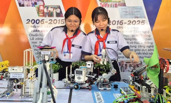 Học sinh trình bày mô hình TP HCM sau sáp nhập được tạo bằng lego tại triển lãm kỷ niệm 50 năm ngành giáo dục, ngày 18/11. Ảnh: Chân Phúc