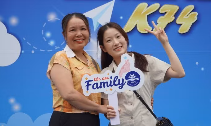 Sinh viên nhập học Đại học Sư phạm Hà Nội, sáng 30/8. Ảnh: Lê Vân