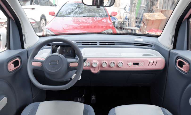 Xiaoma có kích thước dài x rộng x cao lần lượt là 3.000 x 1.510 x 1.630 mm, chiều dài cơ sở 1.953 mm. Xe được trang bị motor điện cầu sau cho công suất 26 mã lực, mô men xoắn 85 Nm. Đi cùng động cơ là pin LFP 13,9 kWh, cho phạm vi hoạt động 170 km/lần sạc. Ảnh: CarnewsChina.