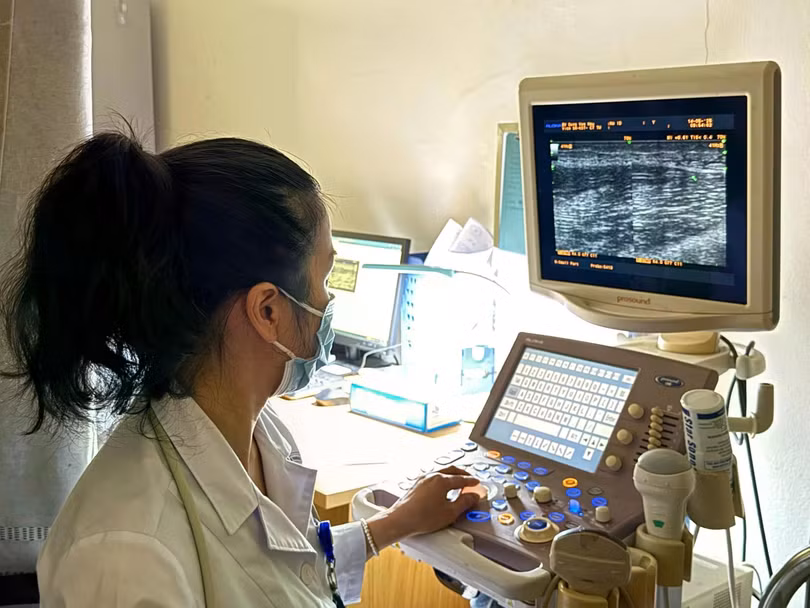 Hình ảnh “đường ray” tương ứng với giun tròn con trưởng thành bên trong vị trí tổn thương sau khi giun rồng chui khỏi cơ thể người bệnh.