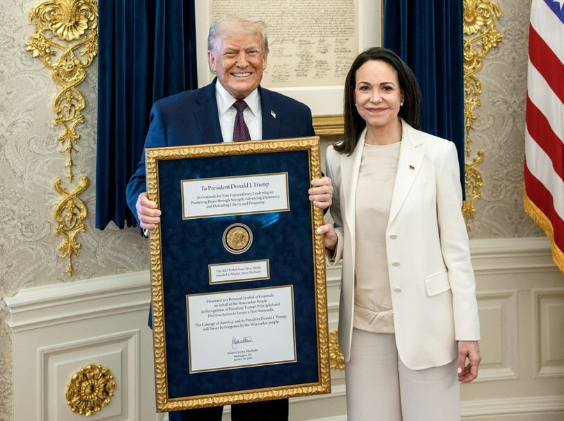 Lãnh đạo đối lập Venezuela Maria Corina Machado tặng Tổng thống Mỹ Donald Trump huy chương Nobel Hòa bình. Ảnh: Nhà Trắng.
