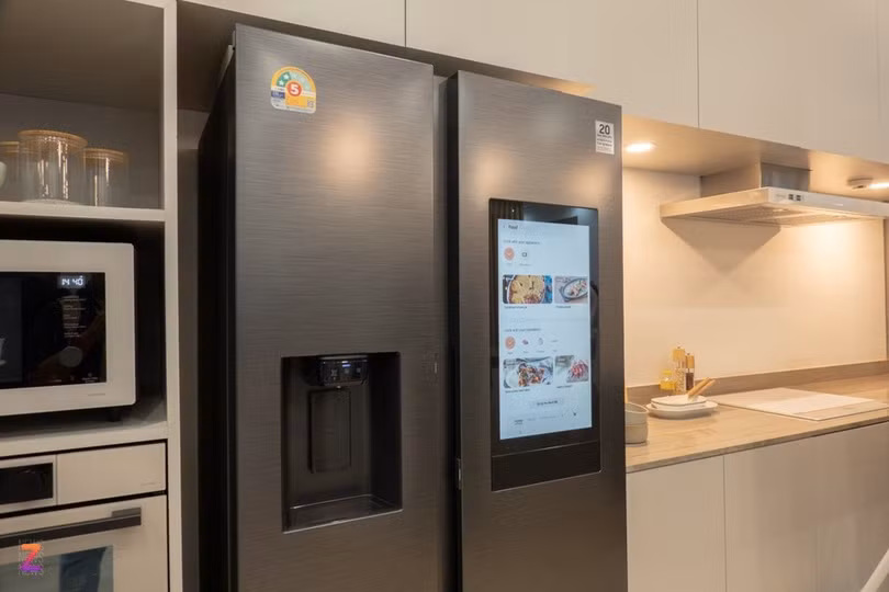 Tủ lạnh Samsung Bespoke AI Side-by-Side với màn hình cảm ứng 32 inch.