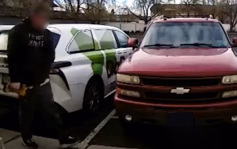 Kẻ trộm bị phát hiện khi đang dùng khoan đục lỗ bình xăng. Ảnh: Spokane County Sheriff's Office.